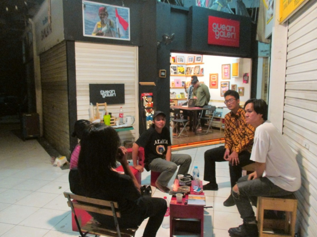 Geliat toko buku independen di Pasar Santa tidak hanya menyediakan buku melainkan wadah untuk anak muda berdiskusi dan berekspresi.